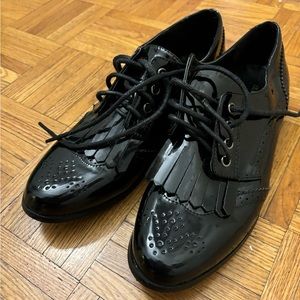 Le Chateau Patent leather Oxford Style Shoe SIZE 39EU